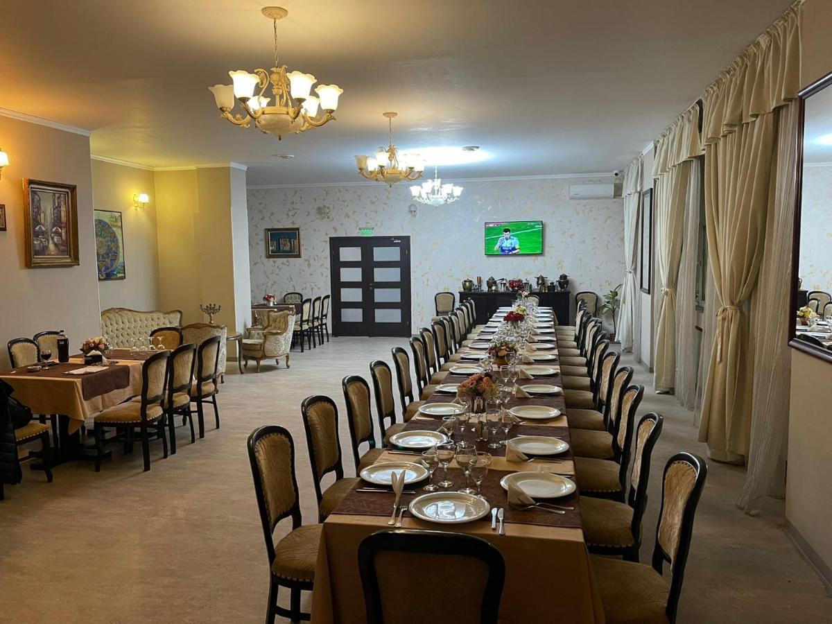 Hotel Tineretului Boekarest Buitenkant foto
