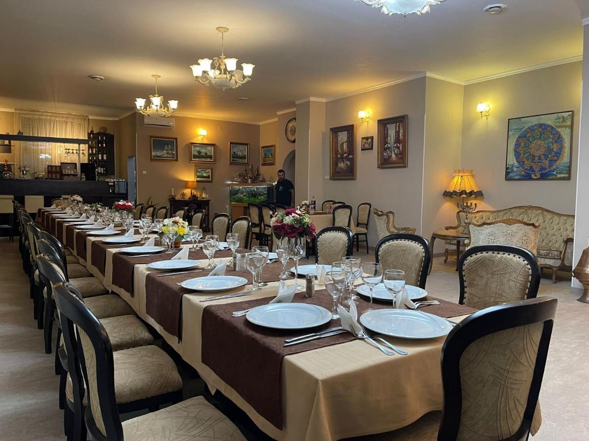 Hotel Tineretului Boekarest Buitenkant foto
